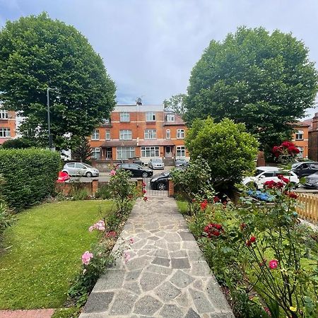 Spacious Holiday Home! 런던 외부 사진