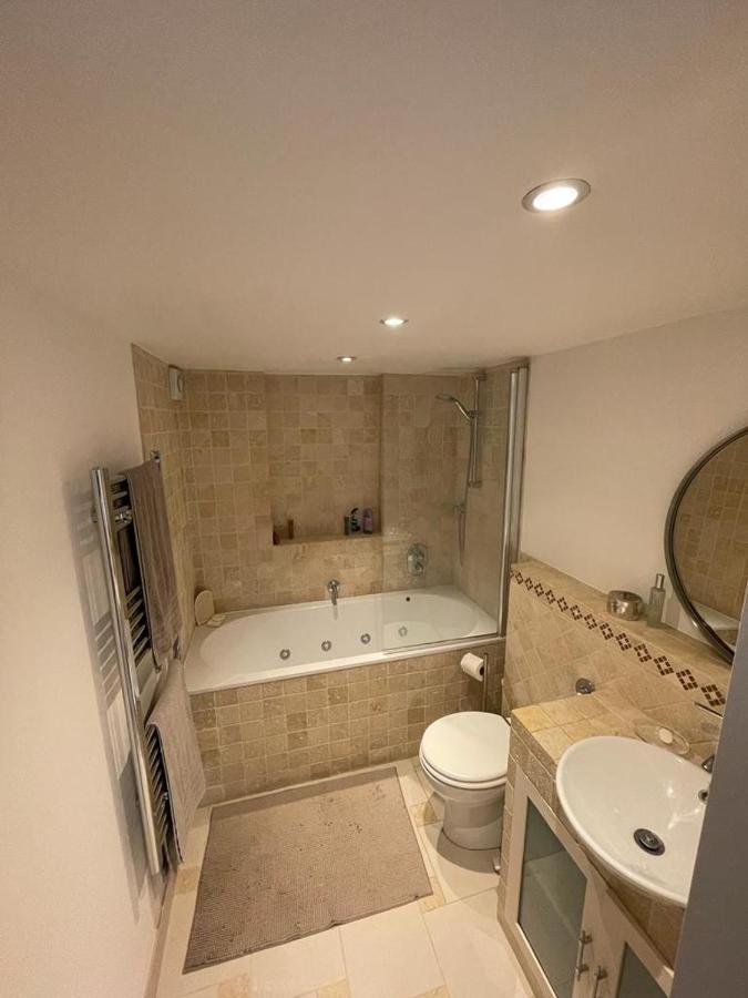 Spacious Holiday Home! 런던 외부 사진