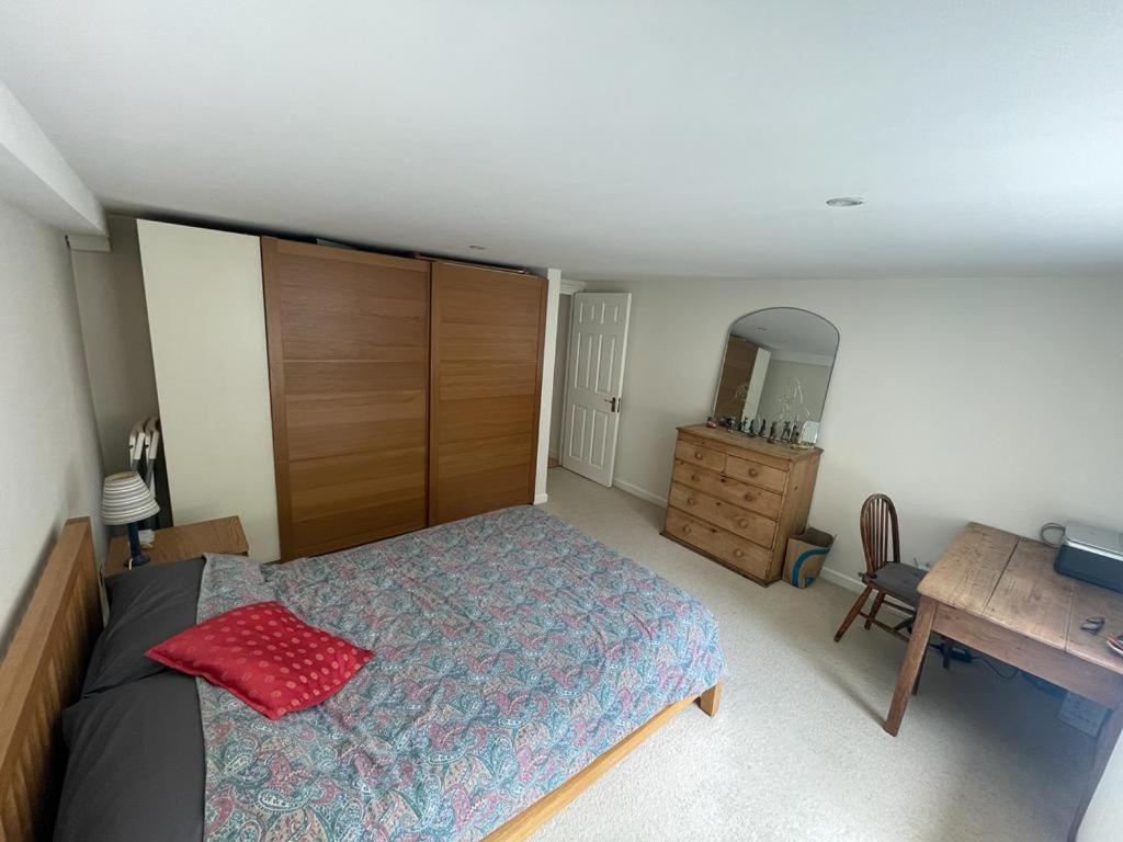 Spacious Holiday Home! 런던 외부 사진