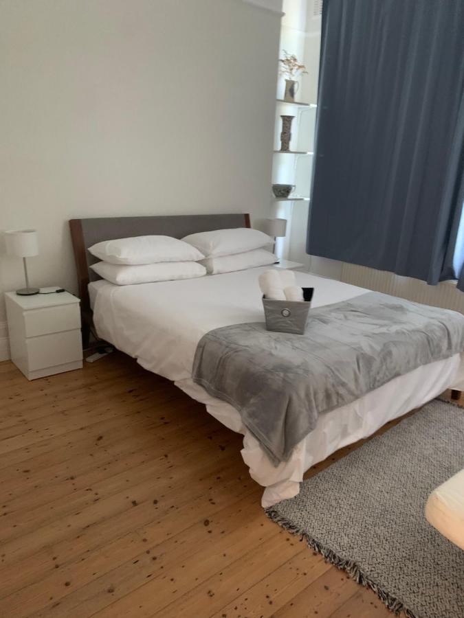 Spacious Holiday Home! 런던 외부 사진